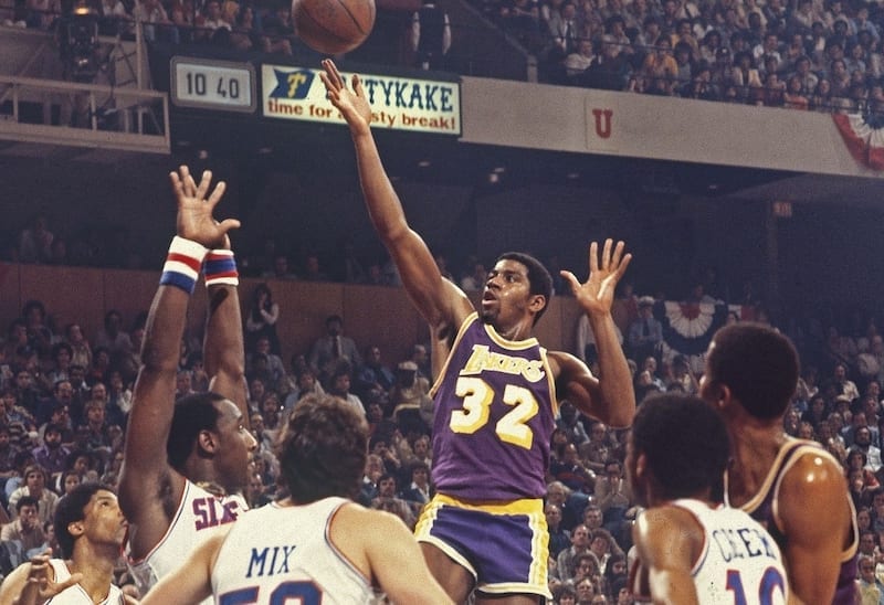 gåde Nathaniel Ward Havbrasme This Day In Lakers History: Magic Johnson Starts At Center Vs. 76ers In  1980 NBA Finals